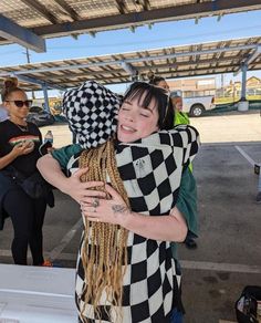 billie eilish with her fanats Билли айлиш со своими фанатами Билли айлиш с чёрными волосами billie eilish black hair Tattoo Girl Wallpaper, Janelle Monae, Janelle Monáe, Original Song, Girl Tattoos