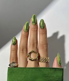 Chrome Nail Designs That Prove That This Is The Biggest Trend | Le Chic Street Beautiful Fall Nails, Chrome Nail Designs, Chrome Manicure, Nailinspo Nailart, Glitter Manicure, Chrome Nails Designs, Lace Nails, Chrome Nail, Green Chrome