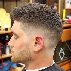 Habéis visto este #cortedepelo que chulo está... este y más estilos en http://es.pinterest.com/SantanaHairArt/mens-haircuts-styles/ #santanapeluqueros #Alicante Short Taper Fade, Barber Haircuts, Mens Hairstyles Fade, Cool Short Hairstyles, Mens Fade, Faded Hair, A Haircut