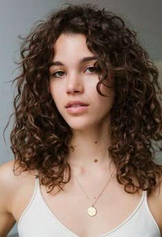 Below Shoulder Length Hair, Pauline Hoarau, Casual Curls, Shoulder Length Hair With Bangs, Model Profile, Hairstyles Diy, Hairstyles Tutorial