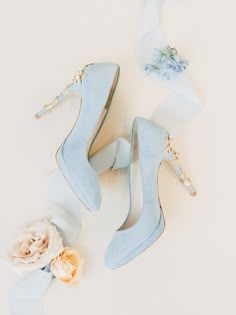 Shoes Flatlay, Aesthetics Shoes, Light Blue High Heels, Pastel Blue Wedding, Couture Hair Accessories, Baby Blue Heels, Light Blue Heels, Graduation Shoes, Summer Wedding Ideas