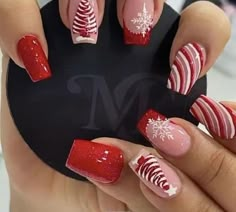 Bold Christmas Nails, December Nail Ideas Gel, Holiday Nails Sparkle, Christmas Nails Design Holiday, December Nails Red, Chic Christmas Nails, December Nails, Easy Nails, Nail Forms