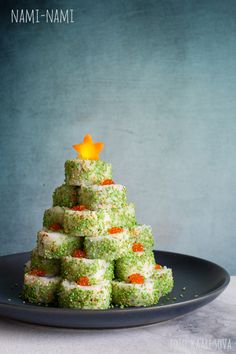 there is a cake made to look like a christmas tree on a black platter