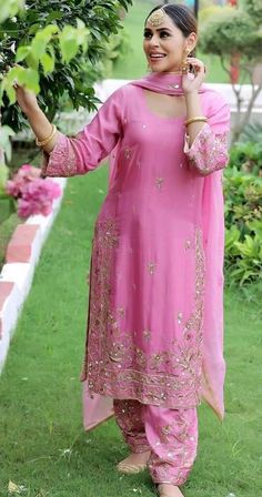 Hand Embroidery Suits Punjabi, Marriage Suit, Designer Dresses Elegant, Bridal Suits, Embroidery Suits Punjabi, Suits Punjabi, Indian Bride Outfits, Velvet Dress Designs, Anarkali Dress Pattern