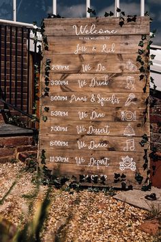 Wooden pallet board order of the day and welcome wedding sign with foliage decoration Wedding Pallet Order Of Day, Wooden Wedding Signs For Reception, Wedding Timeline Pallet Sign, Wedding Pallet Timeline, Wooden Pallet Wedding Signs, Wedding Schedule Pallet, Rustic Order Of The Day, Wood Ideas For Wedding, Pallet Wedding Schedule