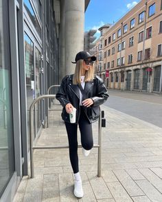 Cap Looks For Women, Ny Cap Women Outfit, Air Force Ones Outfit Woman, Roadtrip Outfit, Black Leggings Outfit Fall, Womens Leather Jacket Outfit, Black Jacket Outfit