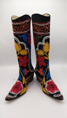 Hey, I found this really awesome Etsy listing at https://www.etsy.com/listing/679076661/suzani-boots-knee-size-boots-leather Luxury Embroidered Black Boots, Cowboy Style Women, Unusual Shoes, Cowgirl Things, Painted Boots, Bohemian Boots, Pointy Boots, Boots Boho, Festival Boots