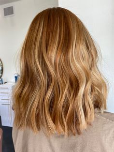 Dark Highlights On Strawberry Blonde, Strawberry Blonde Hair Color 2023, Lived In Strawberry Blonde Balayage, Peach Blonde Dark Roots, Blond Hair To Red Hair, Hair Colour Ideas For Ginger Hair, Lowlights Strawberry Blonde Hair, Strawberry Blonde Haircut Ideas, Hair Ideas Redheads