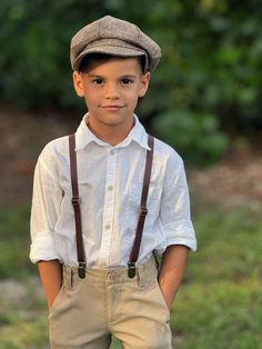 Elevate your style with our handcrafted newsboy hat & Skinny Leather suspenders-ideal for wedding , parties , birthdays and proms. They make a distinguished choice for groomsmen and ring bearers, adding sophisticated touch to any special event . When making a purchase, you can choose from the following options : -Hat only -Hat + Suspenders  - Suspenders only  We Will not accept any  returns based upon color discrepancies - Please contact for FREE color samples .  Skinny Suspenders :  (1/2 inch) Wedding Suspenders Groomsmen, Leather Braces, Groomsmen Suspenders, Brown Suspenders, Suspenders Wedding, Green Bow Tie, Baker Boy Cap, Bearer Outfit, Best Man Gift