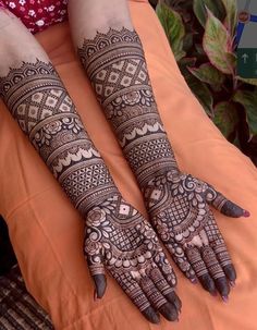 Full Back Mehndi Designs, Dulhan Poses Wedding Photos, Indian Mehndi Designs For Hands, Engagement Mehndi Designs For Hands, Puberty Mehndi Designs, Mehendi Designs Engagement, Bridal Mehandi Designs Arabic Mehndi, Braid Mehndi Designs, Mehndi For Sister Wedding