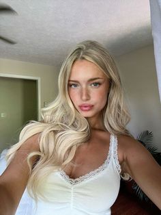 Erika Fane Corrupt, Makeup Natural Look, No Make Up Make Up Look, Erika Fane, Natural Makeup Ideas, Natural Makeup Style, Natural Prom Makeup, Blonde Aesthetic, Light Makeup Looks