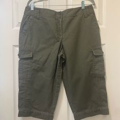 Nwt Loft Cropped Pant Size 12 Petite Smoke/Pet Free Home Cheap Women's Bottoms With Patch Pockets, Chambray Pants, Ankle Dress Pants, Fitted Dress Pants, Cropped Linen Pants, Petite Pants, Grey Pants, Ankle Pants, Slim Fit Pants