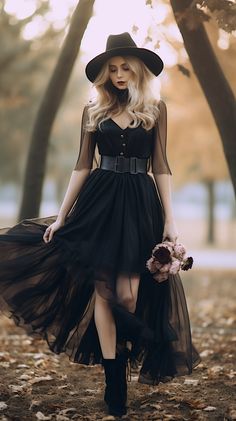 Gothic Photoshoot Ideas Dark Beauty, Gothic Casual Outfits, Witch Outfits Aesthetic, Mysterious Outfits, Glamour Goth, Witchy Outfits, Gothic Chic, Trendy Christmas Outfits