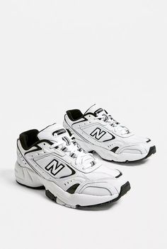 New Balance 452, Black And White Trainers, Estilo Fitness, Dr Shoes, Basket Style, Basket Noir, New Balance Black, Black And White Sneakers, Dad Shoes