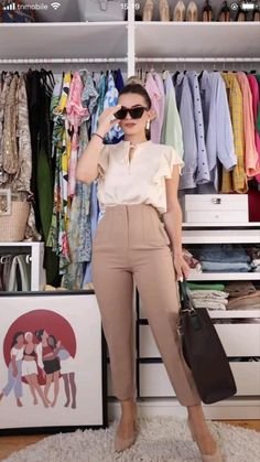 Business Casual Sleeveless Top, Reunion Outfits For Women Classy, Outfit Avec Pantalon Beige, Women's Casual Work Outfits, Formal Trouser Outfits For Women, Pantalon Camel Outfits Mujer, Elegance Dress, Outfits For Spring, Fashionable Work Outfit