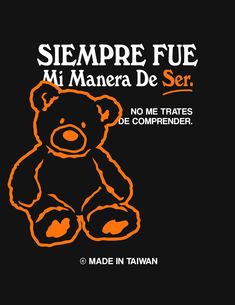 an orange teddy bear sitting in front of a black background with the words sempre fu mi manera de ser