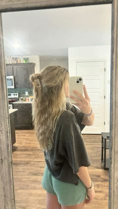 Simple Crimped Hairstyles, Cute Hairstyles With Curled Hair Half Up, Simple Wet Hairstyles, Half Up Half Down School Hair, Half Up Half Down Hair Crimped, Half Up Half Down Cute Hairstyles, Crimped Hair Outfits, Crimped Half Up Half Down, Crimped Hair Hairstyles