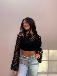 Simple mesh crochet sleeves. For those who want some variety in their closet. Crochet Crop Top Outfit, Outfits For Night Out, Mesh Top Outfit, Adrette Outfits, Casual Preppy Outfits, Crop Top Outfits, Crochet Top Pattern, Mesh Sleeves, Girls Fashion Clothes