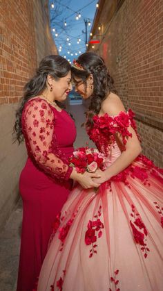 Quinceanera Dresses With Flowers, Masquerade Quinceanera Ideas, Black Quinceanera Theme, Gold Quince Dress, Dresses With Flowers, Pastel Prom Dress, Quince Photoshoot Ideas, Red Quinceanera Ideas, Quinceanera Dresses Red