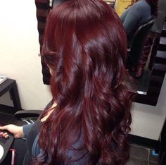 Burgundy hair Pelo Color Borgoña, Bob Lung, Burgundy Red Hair, Flips Hair, Blond Rose, Dark Red Hair Color