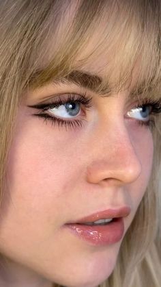 Blond Blue Eyes Makeup, Makeup Eyeliner Ideas, Makeup Looks With Eyeliner, 90s Messy Makeup, Eyeliner Blonde Hair, Cool Eye Makeup Looks, Eye Makeup With Eyeliner, Cute Eyeliner Ideas, Eye Makeup Liner