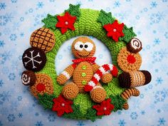 a crocheted christmas wreath with a teddy bear and pineapples on it