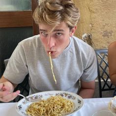 Men Eating Aesthetic, Blonde Rich Boy Aesthetic, Guy Eating Aesthetic, Faceclaims Female Blonde, Blonde Male Aesthetic, Blonde Beach Boy, Blonde Men Aesthetic, Cute Italian Guys, Italian Boys Aesthetic