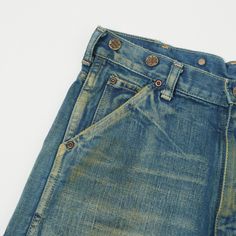 With such an immense back catalogue to draw influence from, it’s not a surprise to see the occasional rarity pop up in the Lee Archives range. This 77’ Logger jean has been been brought back to life, and boasts a 13.5oz denim which the brand have treated to an incredibly authentic ‘heavy wash’, which makes this offering feel as though it has come straight from the history books. Flat felled seams ensure durability on this regular straight fitting model, while a comfortable high rise allows the j Denim Washes, Jeans Details, Vintage Denim Jeans, Print Denim, American Denim, Hot Hair Styles, Denim Patterns, Rockabilly Fashion, Raw Denim