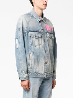 graffiti-print denim jacket from PALM ANGELS featuring light blue, fuchsia pink, cotton, stonewashed, distressed finish, graffiti print, logo patch to the rear, classic collar, front button fastening, two chest flap pockets, two front welt pockets and straight hem. Size Info STANDARD Color Detail Blue Made In Italy Material Lining: Polyester 65%, Cotton 35% Outer: 100% Cotton Season One Fall-Winter Season Two Fall-Winter Product coats Brand Palm Angels Size And Fit This piece fits true to size. Pink Denim Outerwear For Streetwear, Pink Denim Jacket For Streetwear, Cotton Denim Jacket With Graffiti Print For Streetwear, Graffiti Print Denim Jacket For Streetwear, Denim Jacket With Graffiti Print For Streetwear, Casual Denim Jacket With Graffiti Print, Distressed Faded Denim Jacket For Streetwear, Faded Denim Jacket For Streetwear, Printed Denim Jacket