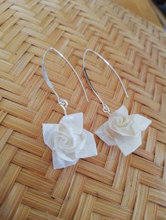 Pretty little roses, handmade in fancy origami with pearly ivory white layer paper. They are mounted on a large hypoallergenic shiny silver metal hook, giving these earrings a refined and elegant feel. I can adapt the size of the rose to the demand. These curls can be associated with the identical ring, sold in the shop All creations are coated with a icing varnish, which makes them stiffen and waterproof. Beware, however, of the shower, swimming and perfume, it is still paper. All earrings are Origami Roses, Crochet Roses, Origami Earrings, Crochet Pink, Origami Jewelry, Resin Jewelry Making, La Rose, Paper Jewelry, Earrings White