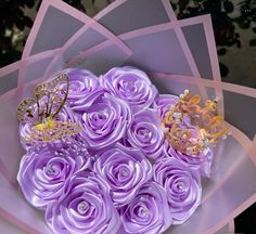 A light purple ramo with a butterfly and a mini crown Lavender Ramo, Light Purple Quinceanera Theme, Light Purple Quinceanera, Purple Quinceanera Theme, Ramo Ideas, Purple Quinceanera, Lavender Quince