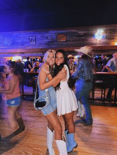 Country Concert Pictures, Nashville Picture Ideas, Country Concert Picture Ideas Boyfriend, Country Concert Poses, Poses For Country Concert, Country Concert Picture Ideas, Country Concert Pics, Country Concert Instagram Pictures, Nashville Friend Pictures