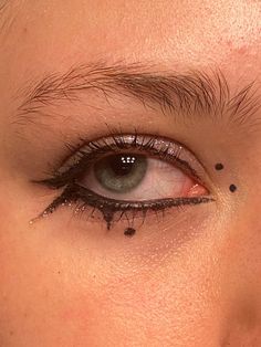 Fun Eyeliner Black, Hozier Makeup Looks, Graphic Eyeliner Asian Eyes, Simple Punk Makeup, Simple Graphic Eyeliner Ideas, Non Binary Makeup Looks, Subtle Graphic Liner, Mitski Makeup, Hooded Eyes Graphic Liner