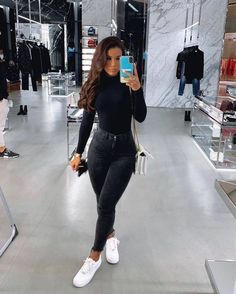 Casual Outting Outfits Simple, All Black Casual Outfit With Sneakers, Cute Everyday Outfits Casual, February Fashion, Vinter Mode Outfits, Appropriate Outfits, Mommy Fashion, Jean Fits, Tee Shirt Outfit