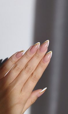 Simple and classic nails with white french tip and gold glitter French Tip With Gold Line Nails, White French With Glitter Nails, French Tip Nails Gold Glitter, Gold Accent Nails Acrylic, French Tip Acrylic Nails With Gold Line, White French Manicure With Glitter, White And Gold Minimalist Nails, Simple Gold Accent Nails, Pointy White Tip Nails