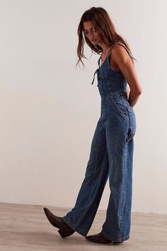 Womens Cowgirl Costume, Women’s Overall Outfits, Vintage Western Womens Fashion, Overalls With Cowboy Boots, Overall Outfits Women, Cottage Core Summer Outfits, Free People Jumpsuit Outfit, Edgy Western Style, Western Birthday Outfit