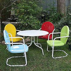 four chairs and a table sitting in the grass