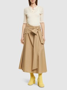 Side bow detail. Model is wearing a size38 Flared Skirt With Bow Detail, Flared Skirt With Bow, Spring Skirt With Bow Detail, Poplin Skirt, Bow Skirt, Cotton Midi Skirt, Latest Skirts, Wool Mini Skirt, Black Midi Skirt