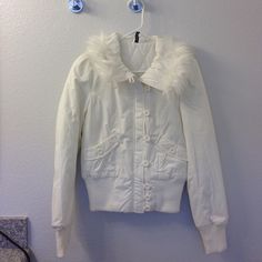 New Without Tag Padded White Jacket From H&M. I Cut Off The Tag But Never Get To Wear It. Fur Lining On The Collar. Zipper Closure. White Cotton Collared Outerwear, White Collared Cotton Outerwear, H&m Cotton Long Sleeve Outerwear, H&m Fitted Winter Outerwear, White Fitted Outerwear By H&m, Fitted H&m Outerwear With Pockets, H&m White Outerwear For Fall, H&m White Spring Outerwear, White H&m Outerwear For Fall