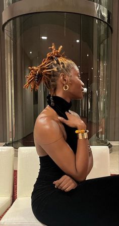 Classy Loc Hairstyles, Women With Locs Fashion, Locs Outfits Style, Locs Birthday Hairstyles For Women, Models With Locs, Locs Outfit, Retwist Locs Style Black Women, Style Short Locs, Classy Loc Styles