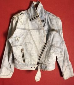 Denim jacket  80s vintage  ✂ - - - MEASUREMENTS: Approx. Size: S-M  US8      UK10   EUR38   ITA44FRA40 B R A N D : C&A L E N G T H :50cm S L E E V E :53cm WIDTH waist/hips: 42cm (flat) F A B R I C : cotton COLOR: light blue, cold light blue, washed In good condition. 90s Style Spring Denim Jacket, Vintage Long Sleeve Denim Jacket For Spring, 90s Style Light Wash Spring Outerwear, 90s Light Wash Outerwear For Spring, Vintage Embroidered Denim Jacket For Spring, Vintage Denim Jacket For Streetwear In Spring, Vintage Denim Jacket For Streetwear And Spring, Vintage Denim Jacket For Spring Streetwear, Vintage Denim Jacket For Spring