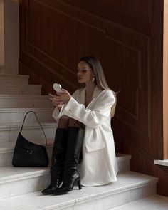 Casual Blazer Women, City Outfits, Sleek Fashion, Fashion Poses, Minimalist Outfit, Black Outfit, Parisian Style, Feminine Style