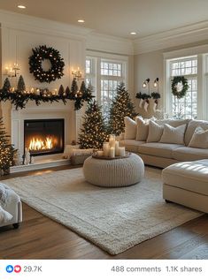 Christmas Dining Room, Christmas Themes Decorations, Christmas Decorations Living Room, Sunrooms, Christmas Inspo, Christmas Fireplace, Living Room Decor Cozy, Pretty Christmas, Christmas Decorations For The Home