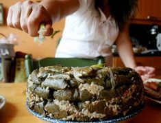 These Egyptian Stuffed Grape Leaves are so delicious and so easy to make. Lamb Over Rice, Stuffed Grape Leaves Recipe, Greek Dolmades, Beef Appetizers, Whats Cooking, Stuffed Grape Leaves, Easter Lunch, Egyptian Food