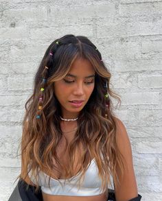 22 Easy Festival Hair Ideas To Get You In The Party Mood Quickly Hair Ideas For Festivals, Hair Ideas Festival, Festival Hair Inspiration, Easy Festival Braids, Haïr Style For Concert, Outfit For Coldplay Concert, Sparkly Festival Outfit, Festival Accessories Ideas, Outfit Creamfields