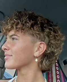 Curly Mullet With Undercut, Womens Modern Mullet, Curly Queer Haircut, Mullet On Short Hair, Queer Mullet Curly, Wavy Short Mullet, Masc Lesbian Haircut Curly, Masc Curly Hair Cuts, Curly Mullet Shaved Sides