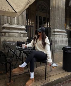 The mini UGG are SO CUTE but SO EXPENSIVE ! so here is the link to the perffect dupe. #miniugg #winterlook Platform Outfit, Outfit With Uggs, Outfit Botas, New York Outfits, Winter Fashion Outfits Casual, Chic Fall Outfits, Uggs Outfit, Cold Outfits