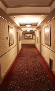 Haunted hall in Stanley Hotel. Photo: daveynin Vintage Hotel Room Aesthetic, Haunted Hotel Aesthetic, Alligator Aesthetic, The Shining Aesthetic, Vintage Hotel Aesthetic, Gothic Hotel, Creepy Hotel, The Shining Hotel