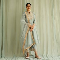 For the brides who want to go for something light and comfortable for thier haldi and mehendi ceremony, Here are some trending outfits to go for! #minimaloutfits #minimalhaldioutfit #minimalmehendioutfit #cottonoutfits #kurtis #palazzosuits #shararadesigns #cottonsharara #pakistanibride #cottonsuits #printedsuits #indowesternoutfits #cottonlehenga #lightbridalwear #cottonsaree Geometric Applique, Sureena Chowdhri, Kurta Set With Dupatta, Kurta And Palazzo, Sleeveless Kurta, Silk Velvet Dress, Dress Stole