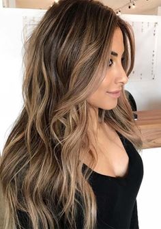 You know balayage is one of the best and most demanding hair colors for ladies to wear in 2019. Since last many years women use to wear for more elegant personality. Classic Haircut, Spring Hair Color, Brown Hair With Blonde Highlights, Brown Hair Balayage, Hair Color Highlights, Balayage Brunette, Ombre Hair Color, Brown Hair With Highlights